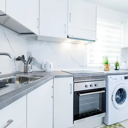 Апартаменти 1l. Cozy Flores With Pool Адехе