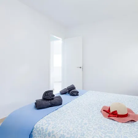 1l. Cozy Flores With Pool